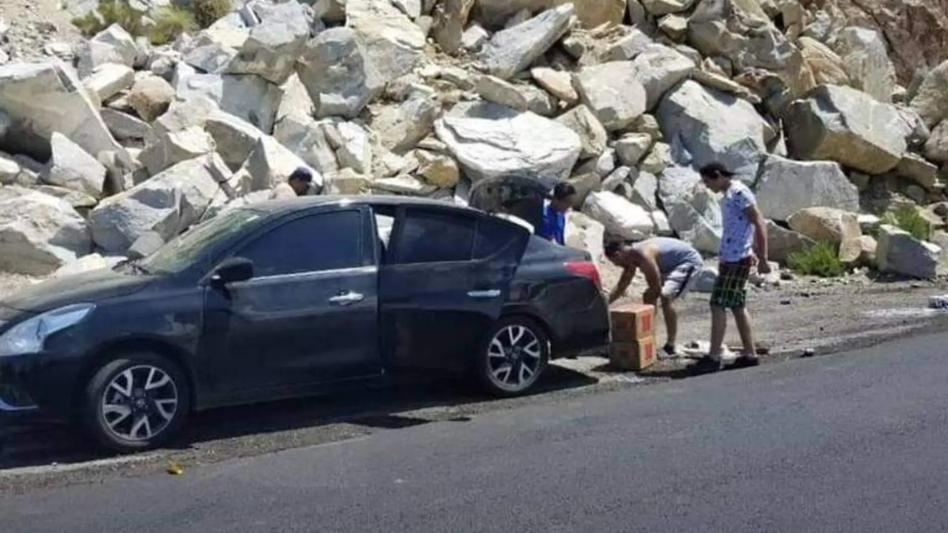 Vuelca camión de cerveza en La Rumorosa